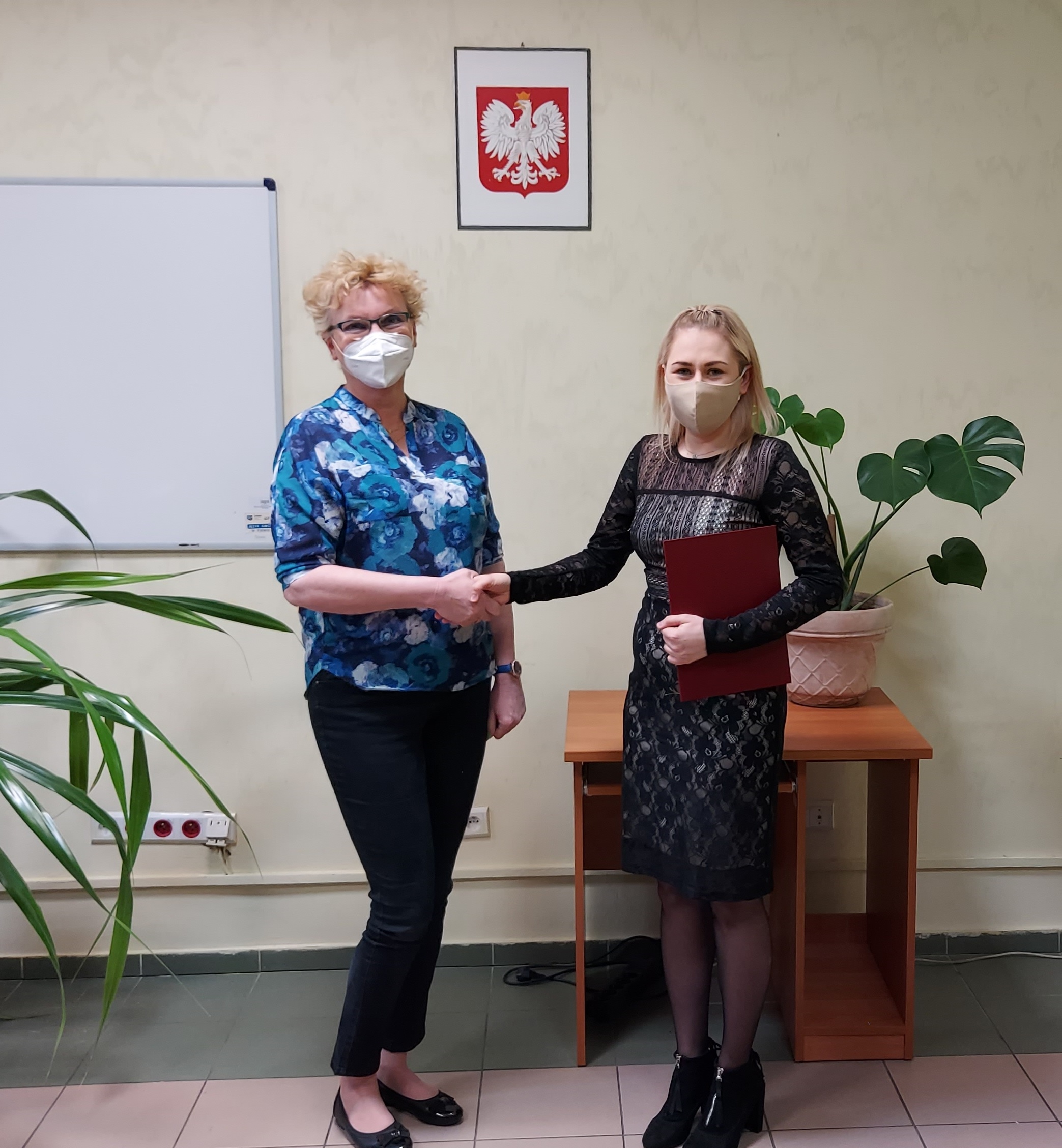 Pani Anna Soroczyńska Dyrektor Powiatowego Urzędu Pracy w Brzegu wraz kadrową Panią Lucyną Haza wręczyły zaświadczenie o ukończeniu służby przygotowawczej koleżance Natalii Serwadczak z Wydziału Instrumentów Rynku Pracy.